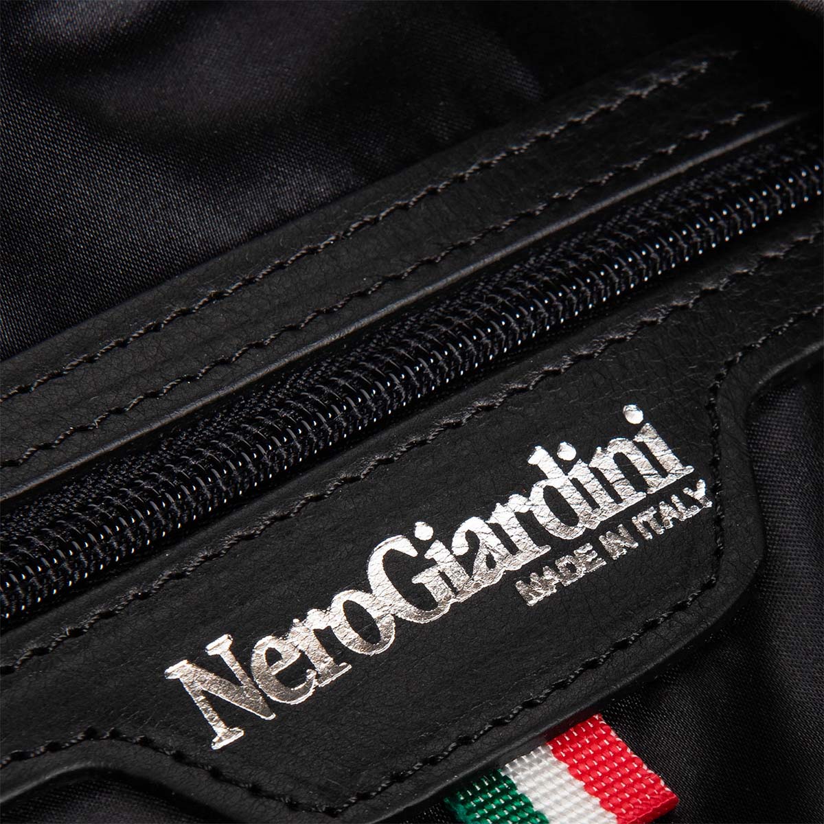 E343088D_nero_04.jpg